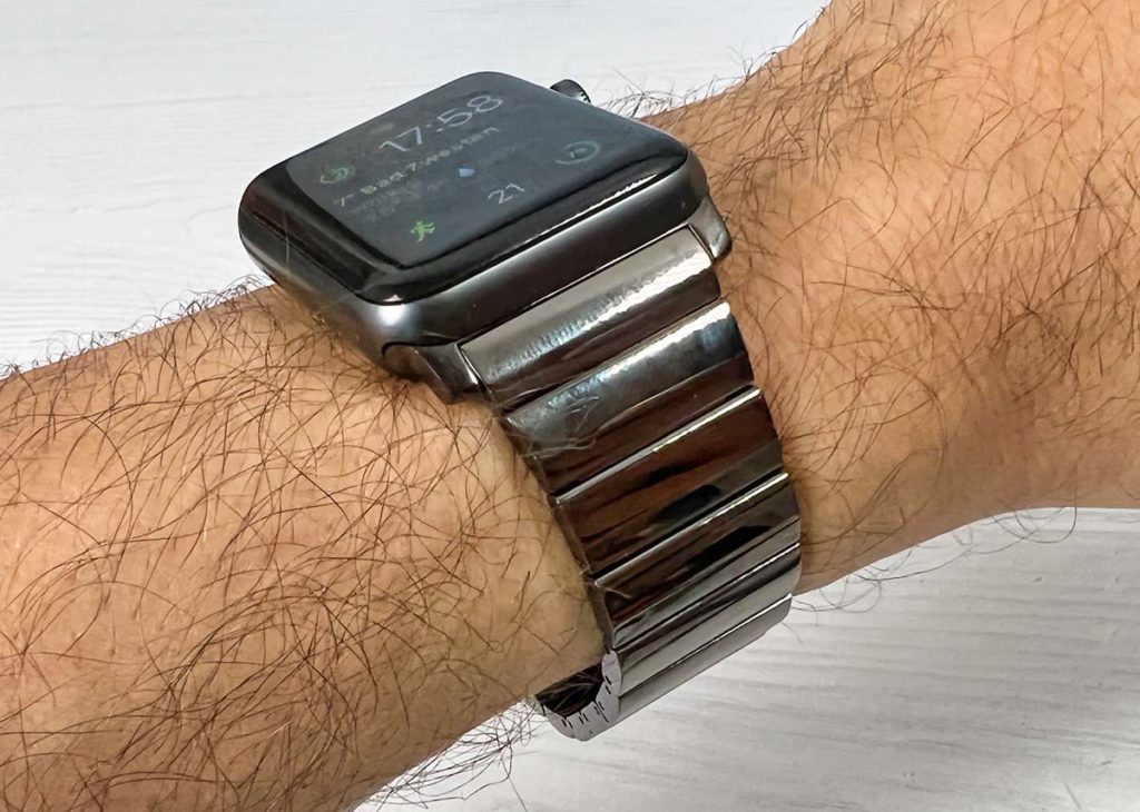 Doe Optik des Nomad Edelstahl-Armbands für die Apple Watch ist schlicht, elegant und dazu sehr robust. Einzig ein mattes Outfit würde mir noch besser gefallen.