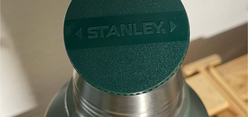 The Stanley thermal jug with a volume of 1,9 liters is my pick of the week in week 49 of the year 2021. It keeps coffee, tea, soup and more warm for up to 32 hours. I've been using it since 2018 and can recommend it.