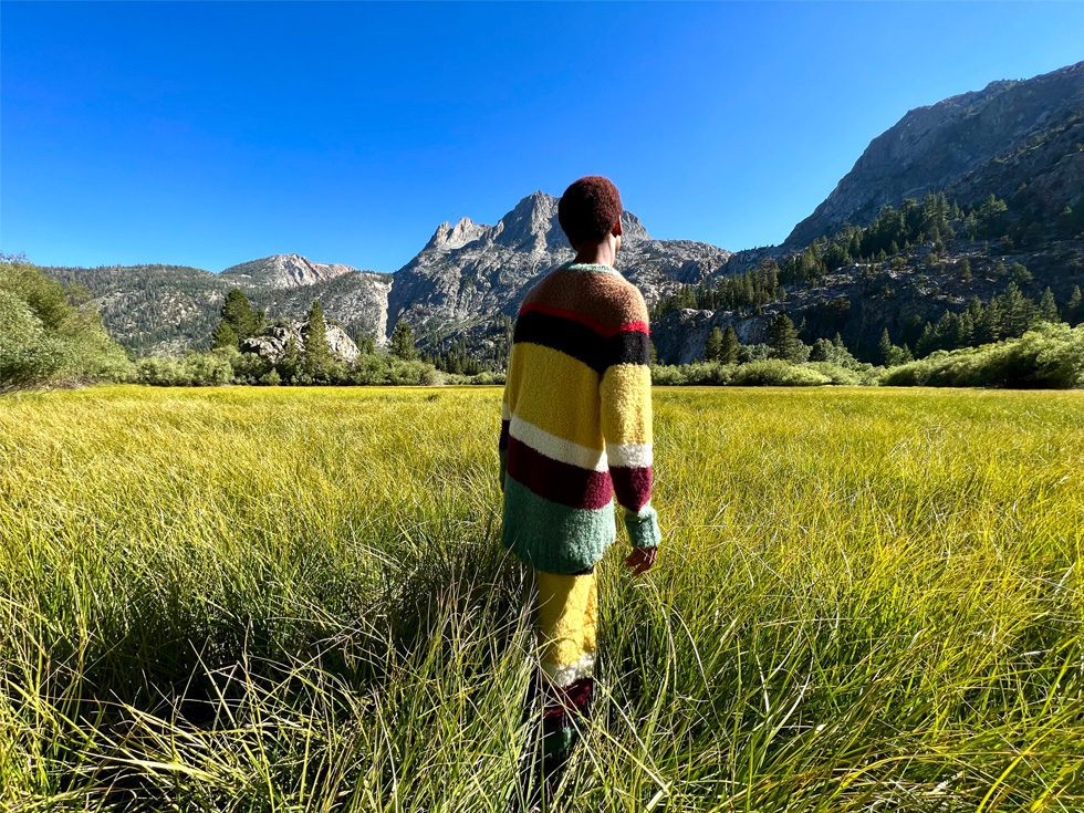 Smart HDR4 und Deep Fusion sorgen dafür, dass beim iPhone 13 Pro die Dynamik des Fotos noch besser ist. Selbst der schattige Bereich des Pullovers ist nicht abgesoffen, sondern klar strukturiert (Foto: Apple).