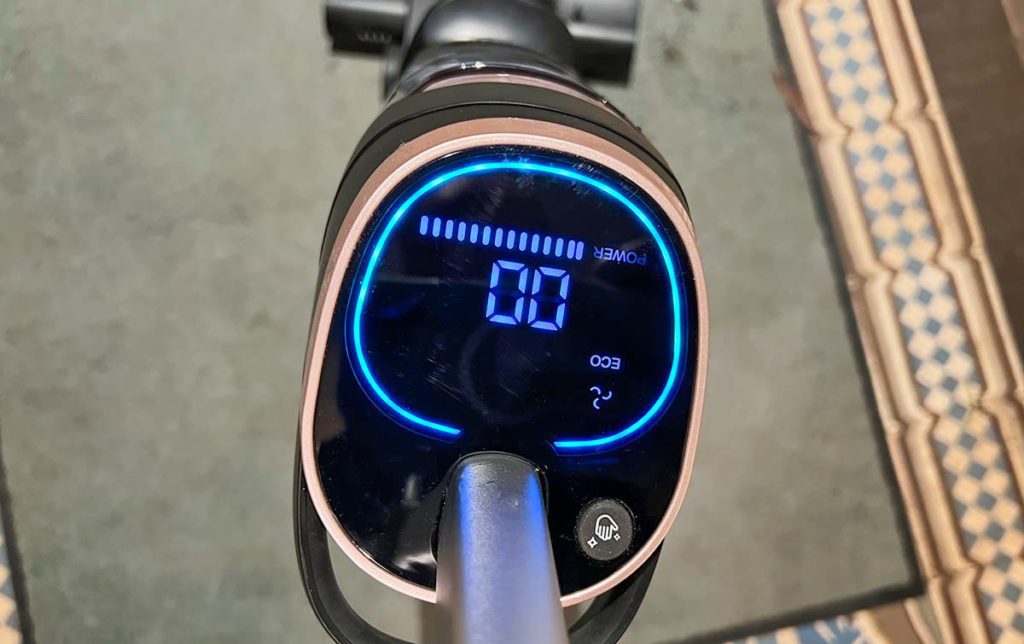 The LED display can be seen upside down when vacuuming. However, you can easily see the battery level. I can't see why the display type was chosen, but it's not a big problem either (Photos: Sir Apfelot).