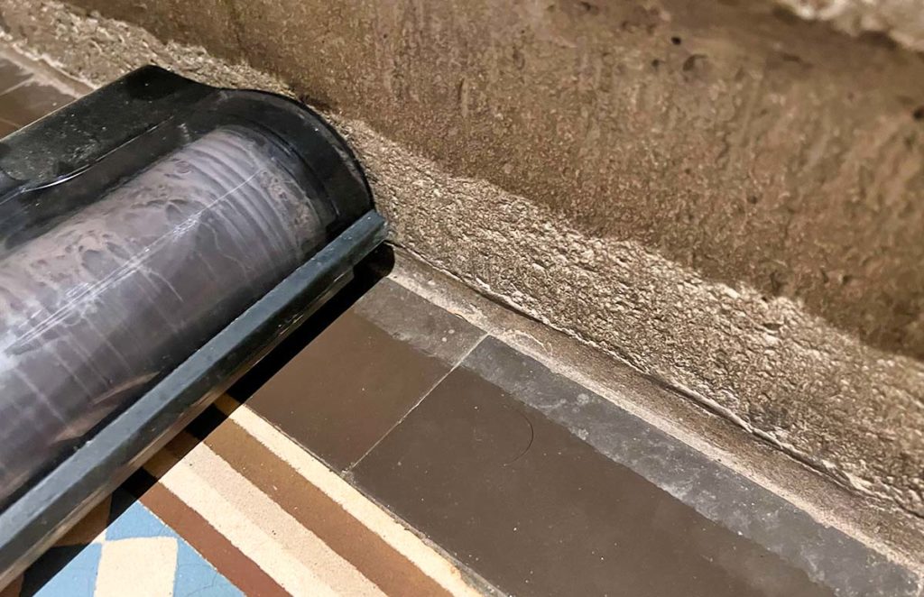 A small, unplastered edge is always left over when cleaning the floor directly on walls or landings with the Easine W100.