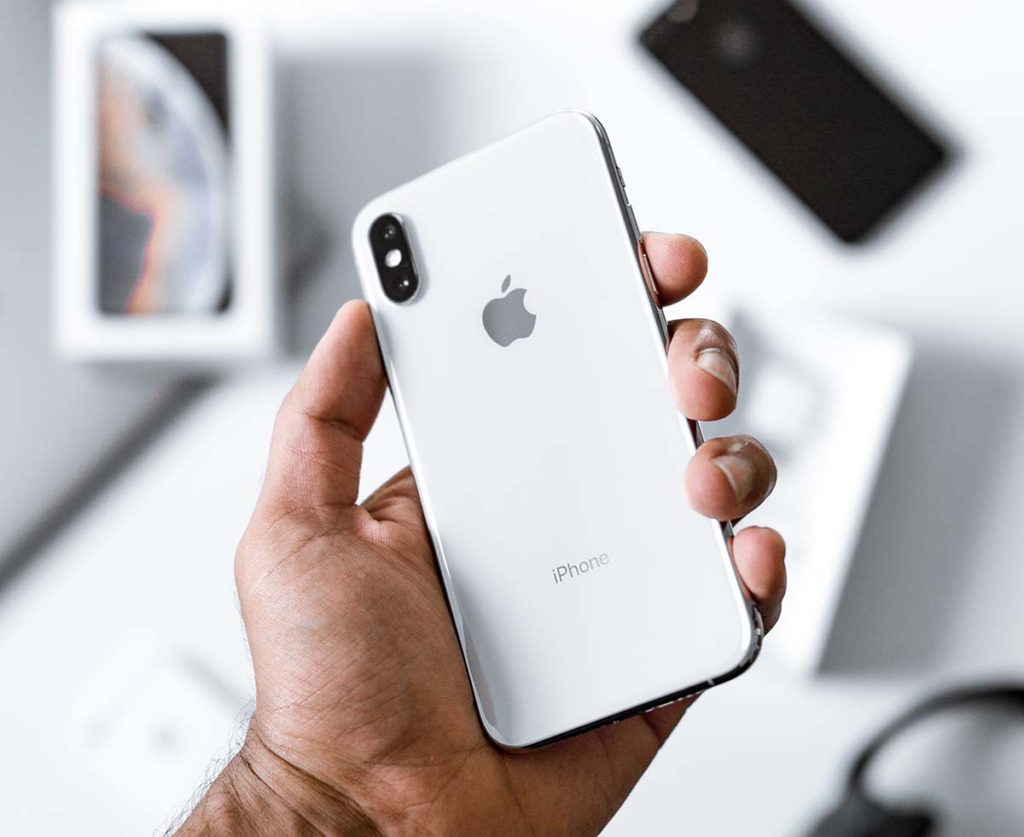 The iPhone is a smartphone that lasts surprisingly long and is therefore very stable in value (Photo: Kevin Bhagat/Unsplash).