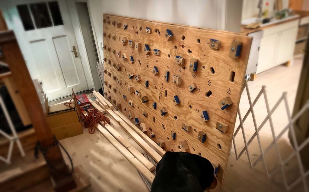 The climbing wall was already at our house a few days after the order via Shiply – but it still took some time to install because we still have to make room for it (photo: Sir Apfelot).