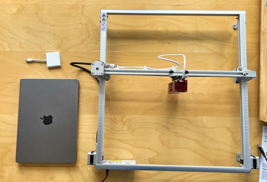 To give you an impression of the area that can be processed with the Aufero 2, I have put my 14-inch MacBook Pro here (photo: Sir Apfelot).