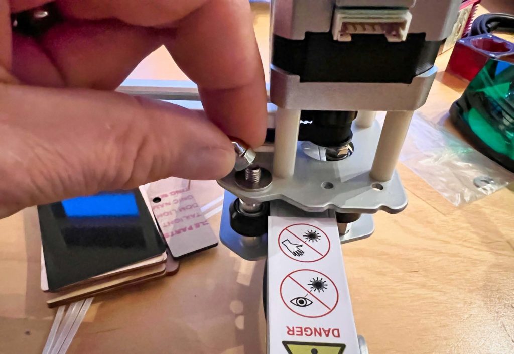 Assembling the set is extremely easy. You only have to fasten a few screws and connect cables. After about 15 minutes you are done and can start.