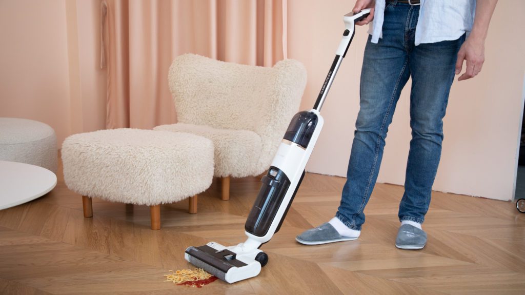 Whether daily cleaning of the floor or acute removal of dirt - the Redkey W12 should help as a combined dry and wet vacuum cleaner with battery operation.