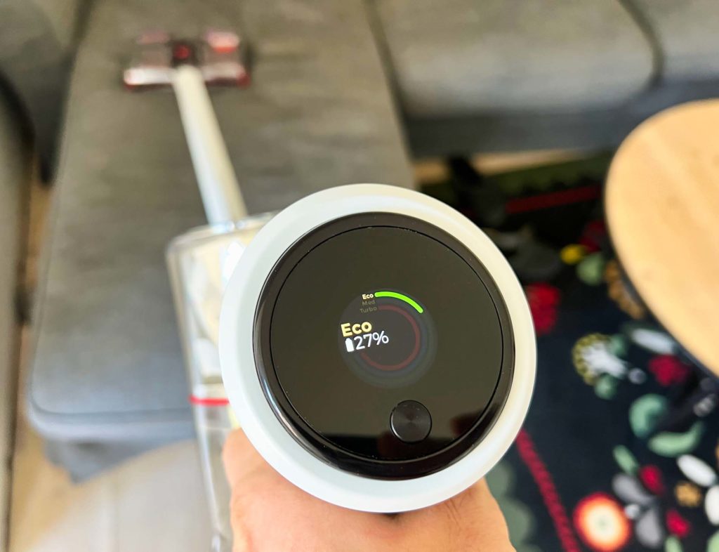 Il Dyson non può offrire una visualizzazione esatta della durata della batteria in percentuale, ma il Redroad V17 può farlo. Non proprio vitale, ma piuttosto carina e hai più informazioni su quanto tempo puoi succhiare ..