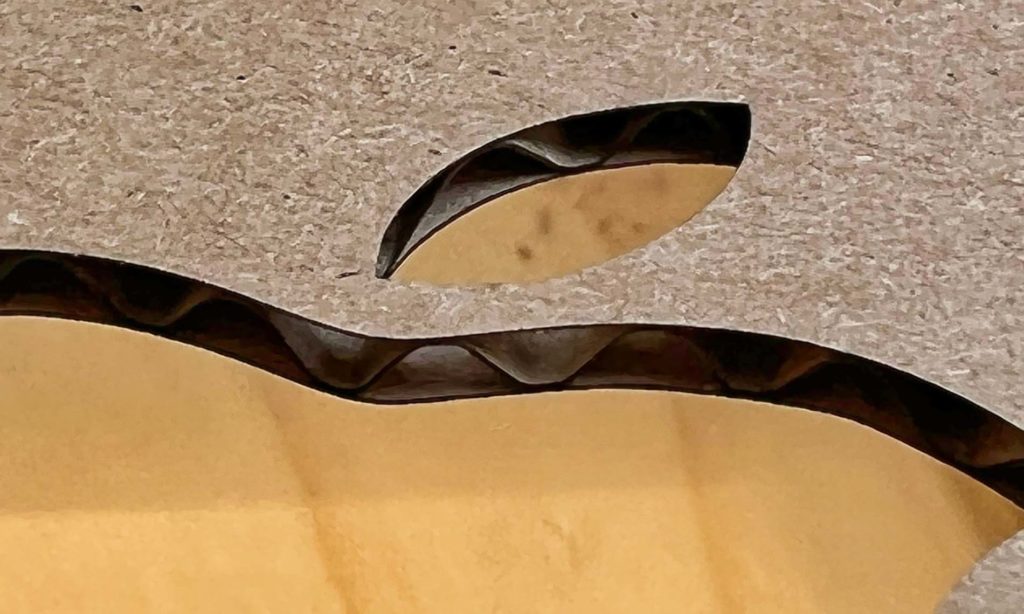Here you can see a detail shot of the cut out Apple logo. The edge is really very neat.