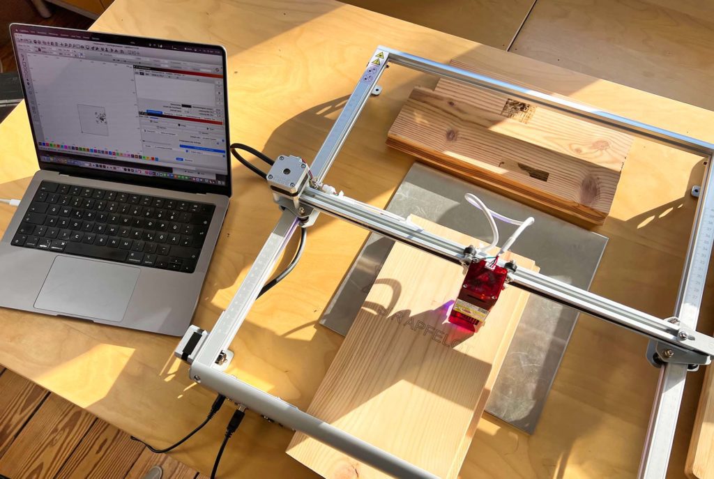 My setup: MacBook Pro M1 Max with Lightburn and the Aufero Laser 2, a handy solution except for the huge frame.