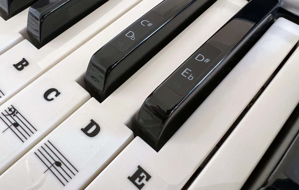 Mit solchen Aufklebern kann man sein Keyboard oder sein Klavier versehenm, um das Notenlesen zu erleichtern. Gerade als Einsteiger ist man schnell überfordert und solche Aufkleber helfen da recht gut (Fotos: Sir Apfelot).