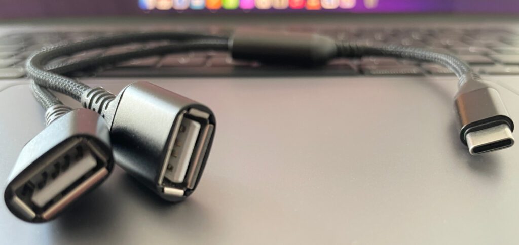 With the RUXELY USB-C to 2x USB-A adapter on the Apple MacBook Pro 2021, you can connect the existing USB-A peripherals (e.g. mouse and keyboard). This is simply plug & play with no additional steps or software setup.