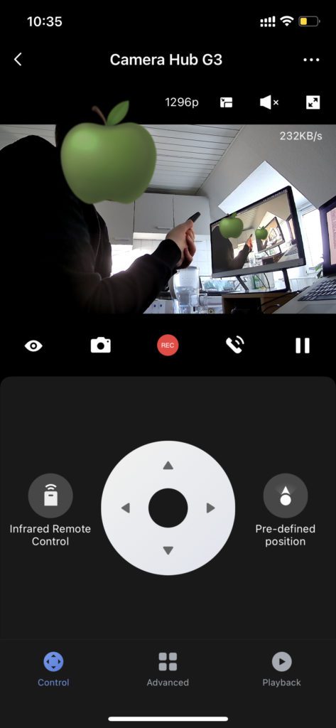 Auf dem Screenshot zu sehen: Die Nutzung der Aqara Home App zur Steuerung der Kamera bei gleichzeitigem Ansehen der Video-Übertragung am Mac über die Apple Home App.