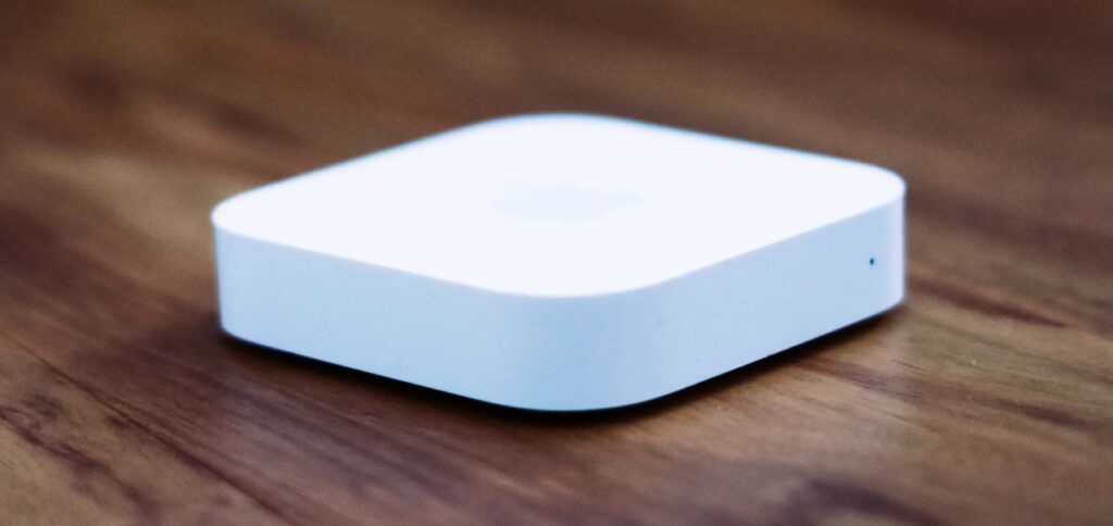 Die FCC hat Apple einen neuen Netzwerkadapter genehmigt. Das Gerät mit der Bezeichnung A2657 könnte ein neuer Apple AirPort sein. Oder vielleicht eine Bridge für die VR- / AR-Brille? Hier findet ihr die technischen Daten und weitere Ideen zur Funktechnik. Das Foto zeigt einen Apple AirPort Express als Symbolbild.