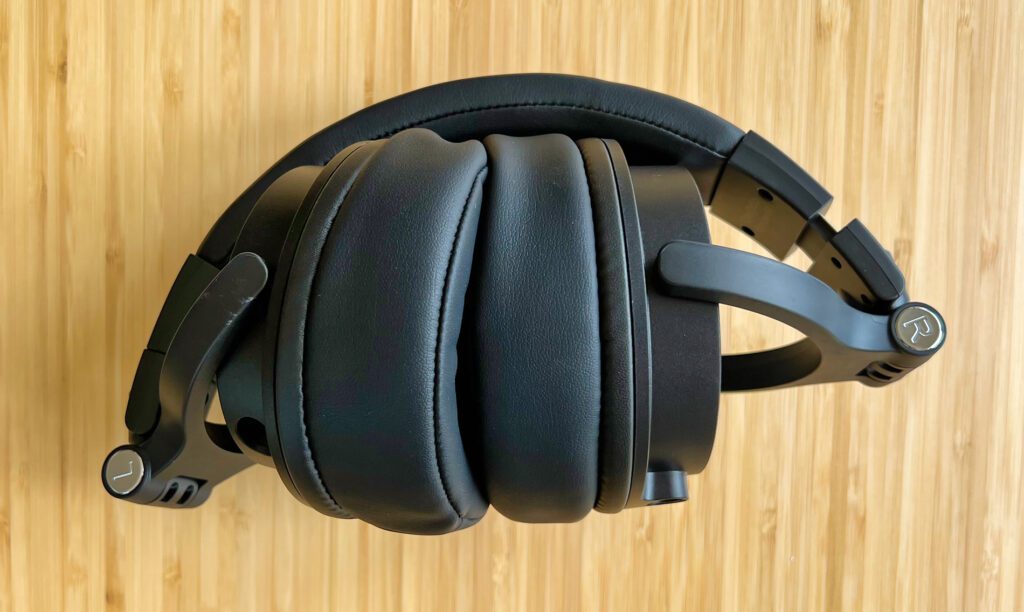 Thanks to the joints, the OneOdio headphones can be folded up to save space.