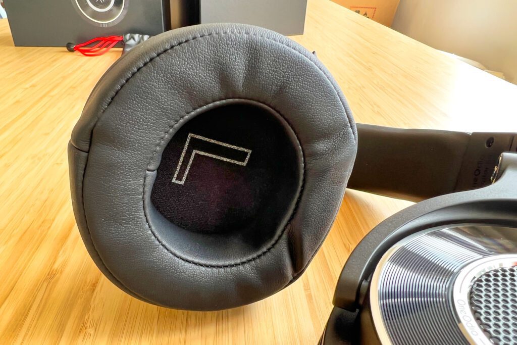 The ear pads of the OneOdio Monitor 60 are extremely thick and soft. They not only ensure a comfortable seat, but also filter out a lot of background noise from the outside.