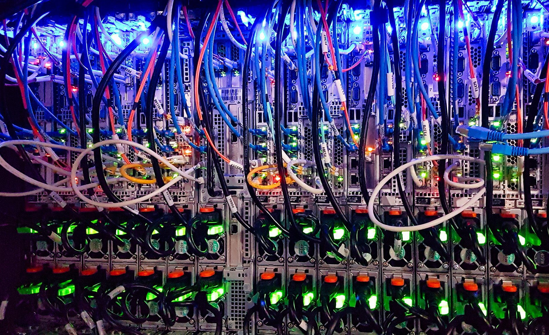 Manche Angriffsszenarien setzen einen Server als Werkzeug ein. Dabei wird der Server technisch gesehen der Angreifer und der eigentliche Hacker bleibt im Verborgenen.