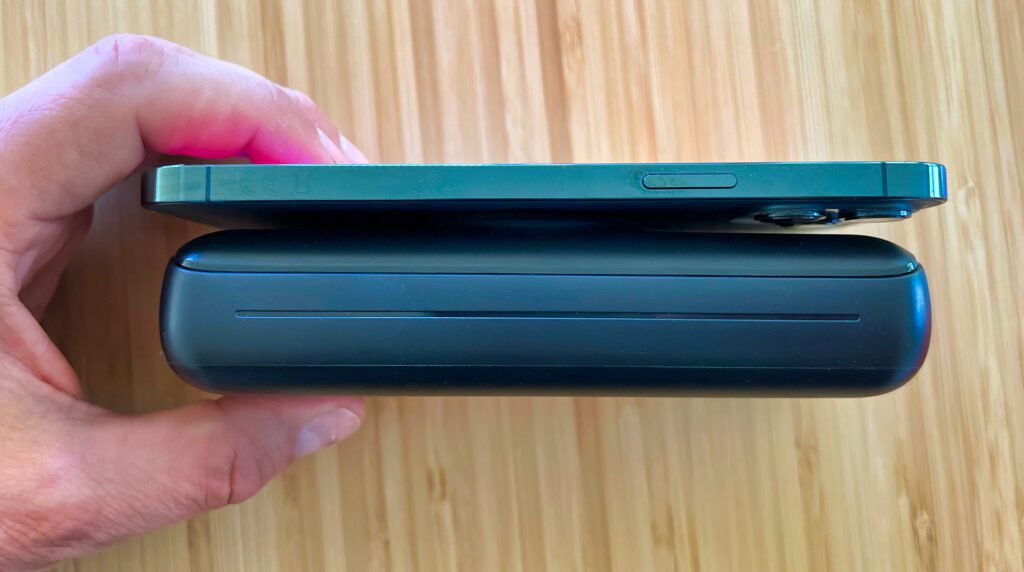 Qui puoi vedere la JIGA Powerbank rispetto al mio iPhone 13 Pro Max: la batteria aggiuntiva è un pacchetto decente.