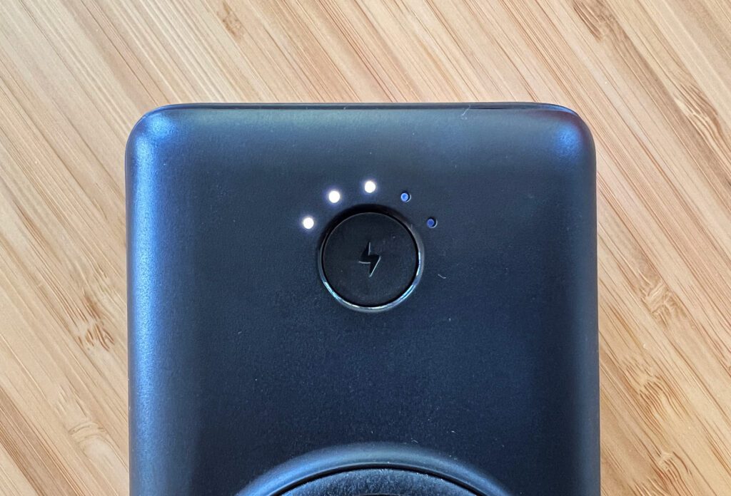 I quattro LED a sinistra mostrano lo stato della batteria e il LED a destra si illumina in verde quando la ricarica wireless è attivata ed è collegato un dispositivo compatibile.