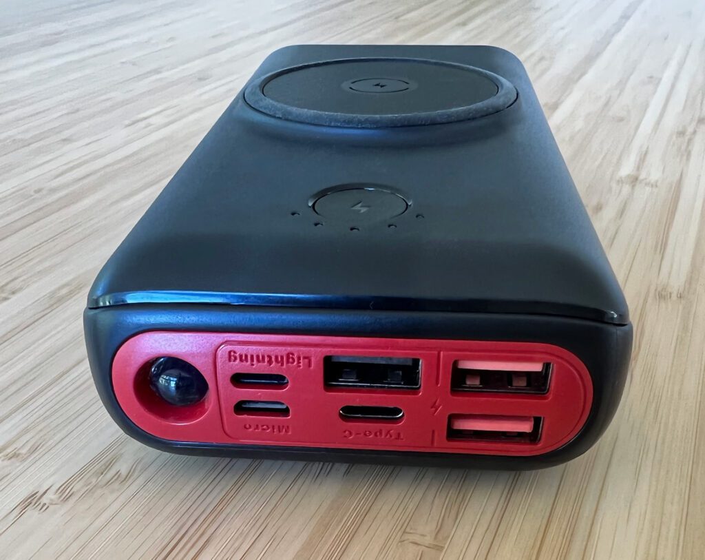 Avere molte porte è sicuramente un vantaggio del power bank JIGA.