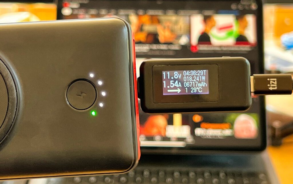 La potenza massima del JIGA GW1 è di 18 watt. L'iPad Pro da 12,9 pollici vorrebbe il doppio, ma si carica lentamente anche a 18 watt.