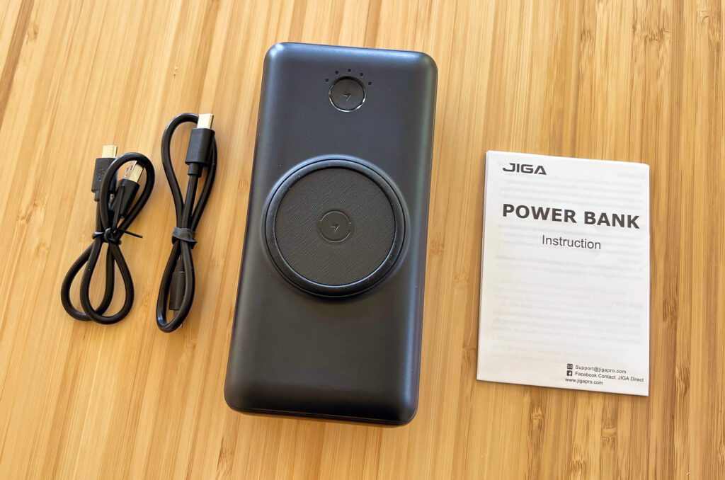 Qui puoi vedere la fornitura di JIGA GW1: power bank, due cavi di ricarica e manuale (foto: Sir Apfelot).