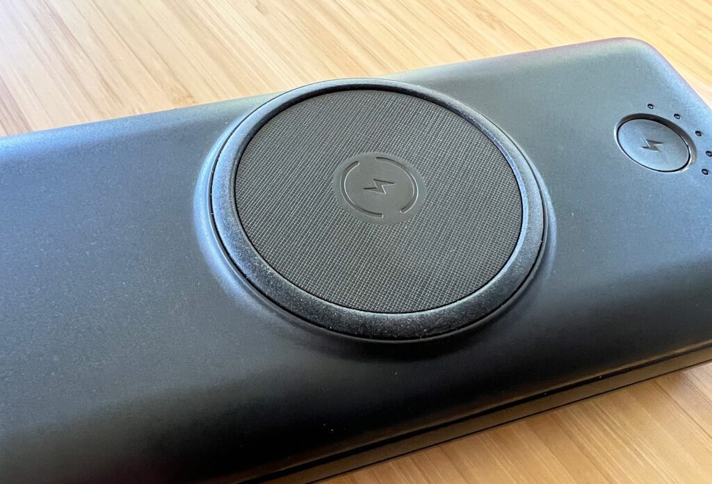 Il JIGA Powerbank ha un pad di ricarica Qi nella parte superiore, che si attiva quando si preme il pulsante che interroga anche lo stato della batteria.