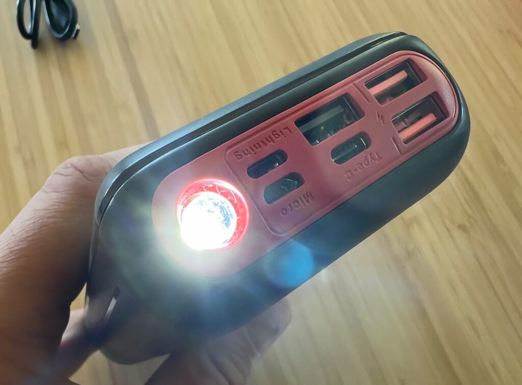 Die JIGA Powerbank hat auch eine eingebaute LED, die man im Notfall prima als Taschenlampe nutzen kann.