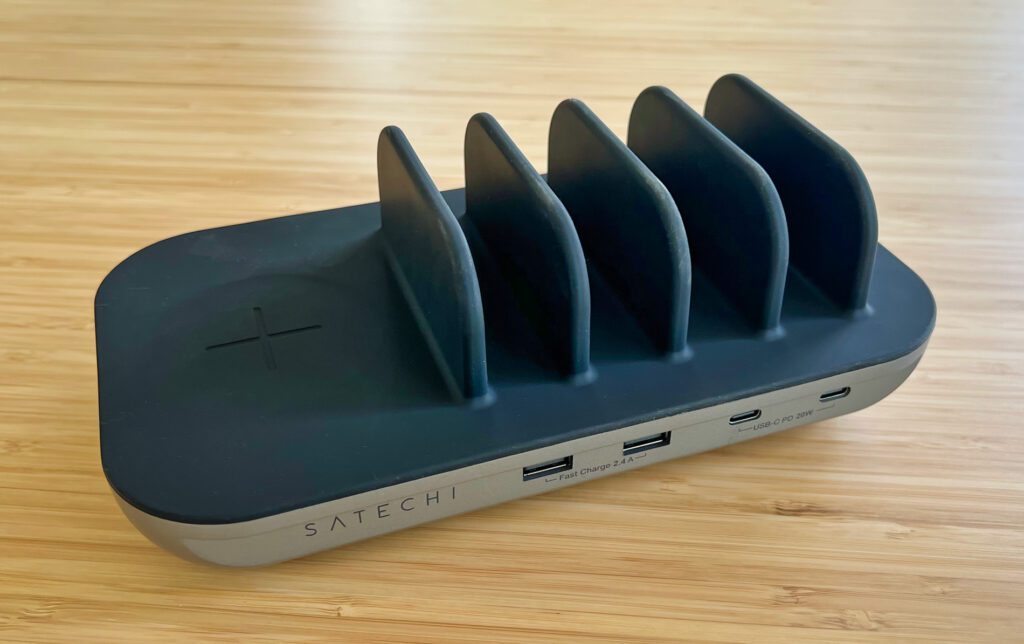 Das Satechi Dock5 ist eine USB-Ladestation für mehrere Apple Geräte, aber es funktioniert natürlich als Ladegerät für alle möglichen Smartphones und Tablets (Fotos: Sir Apfelot).