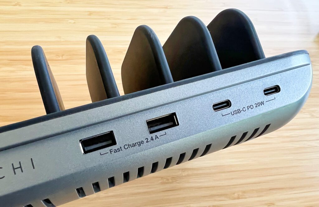 Here you can see the two USB-A and USB-C ports that are installed on the Satechi USB charging station.