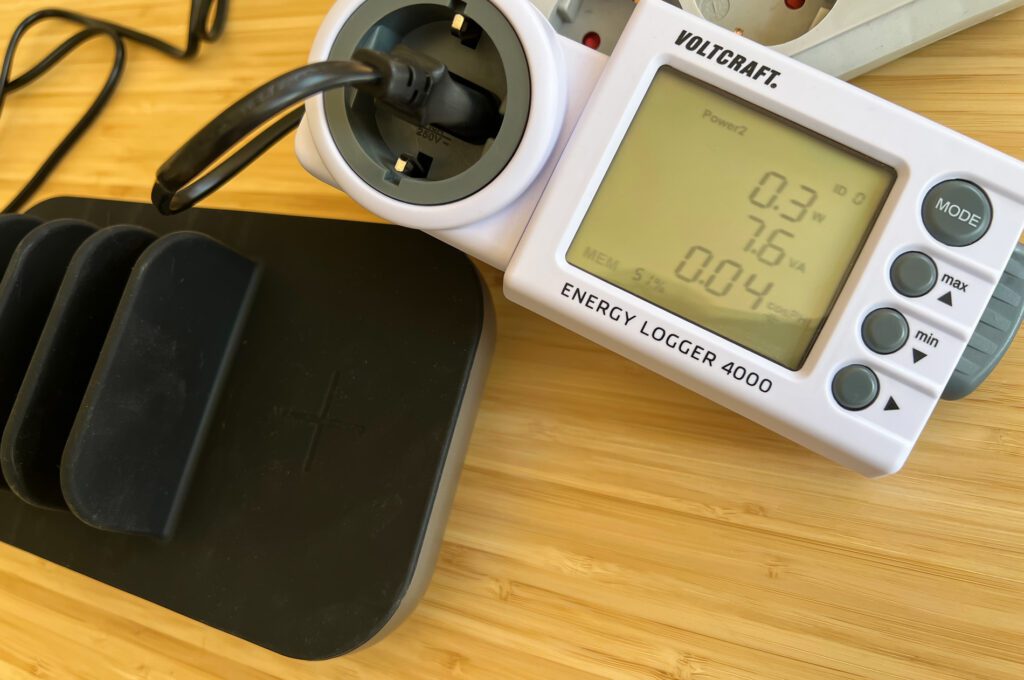 The standby power consumption of the Dock5 is 0,3 watts, which corresponds to annual electricity costs of around one euro (photo: Sir Apfelot).