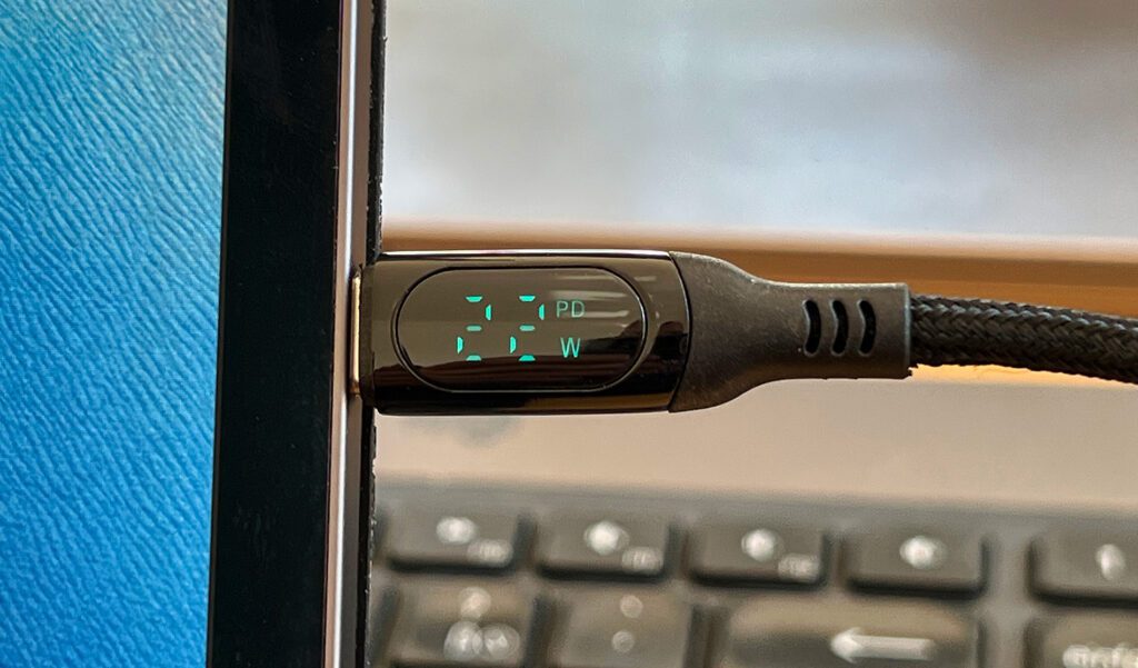 Oto kabel ładujący USB-C podłączony do mojego iPada Pro. Gdy tylko wartość wzrośnie powyżej 10 watów, nie będzie już wyświetlanych miejsc po przecinku (zdjęcia: Sir Apfelot).