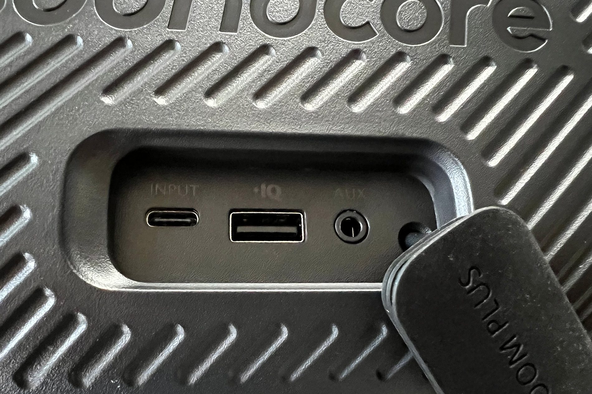 Here you can see the connections of the Soundcore Motion Boom Plus: USB-C for charging, USB-A for use as a power bank and a jack connection.