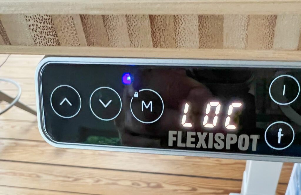 If the childproof lock is activated, the blue LED lights up. The fuse can be deactivated again by pressing the M button for a long time.