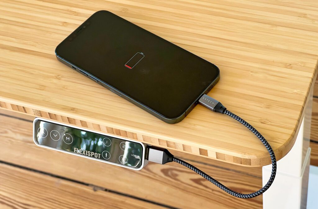 An der Seite des Bedienfeldes ist ein USB-A-Anschluss, welchen man zum Laden von iPhone, Apple, Watch oder ähnlichem nutzen kann (Fotos: Sir Apfelot).