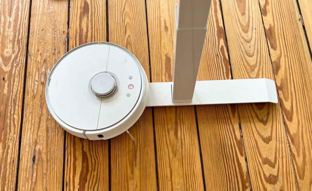 My vacuum cleaning robot likes to drive onto the extensions of the table frame and then can't get away from there.