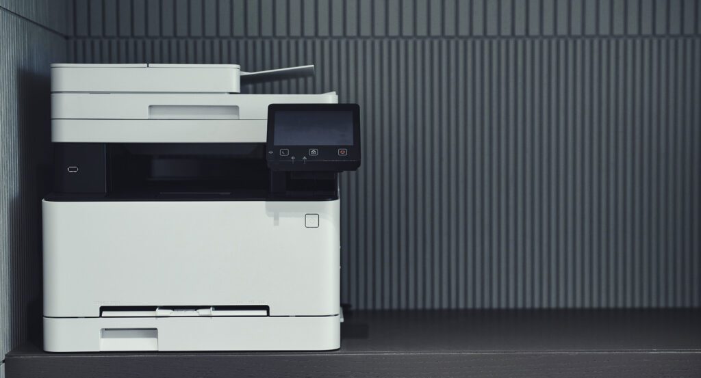 Toner für Laserdrucker st eine trockene Mischung aus Kunststoffpartikeln, Kohlenstoff und schwarzen Farbstoffen.