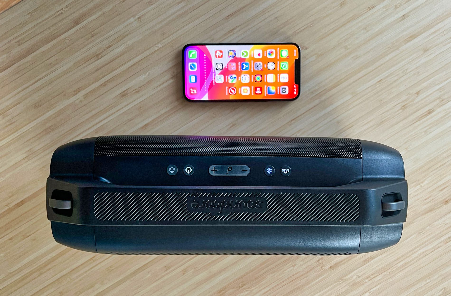 Tutaj możesz zobaczyć porównanie rozmiarów głośnika SOiundcore do iPhone'a 12 Pro Max.