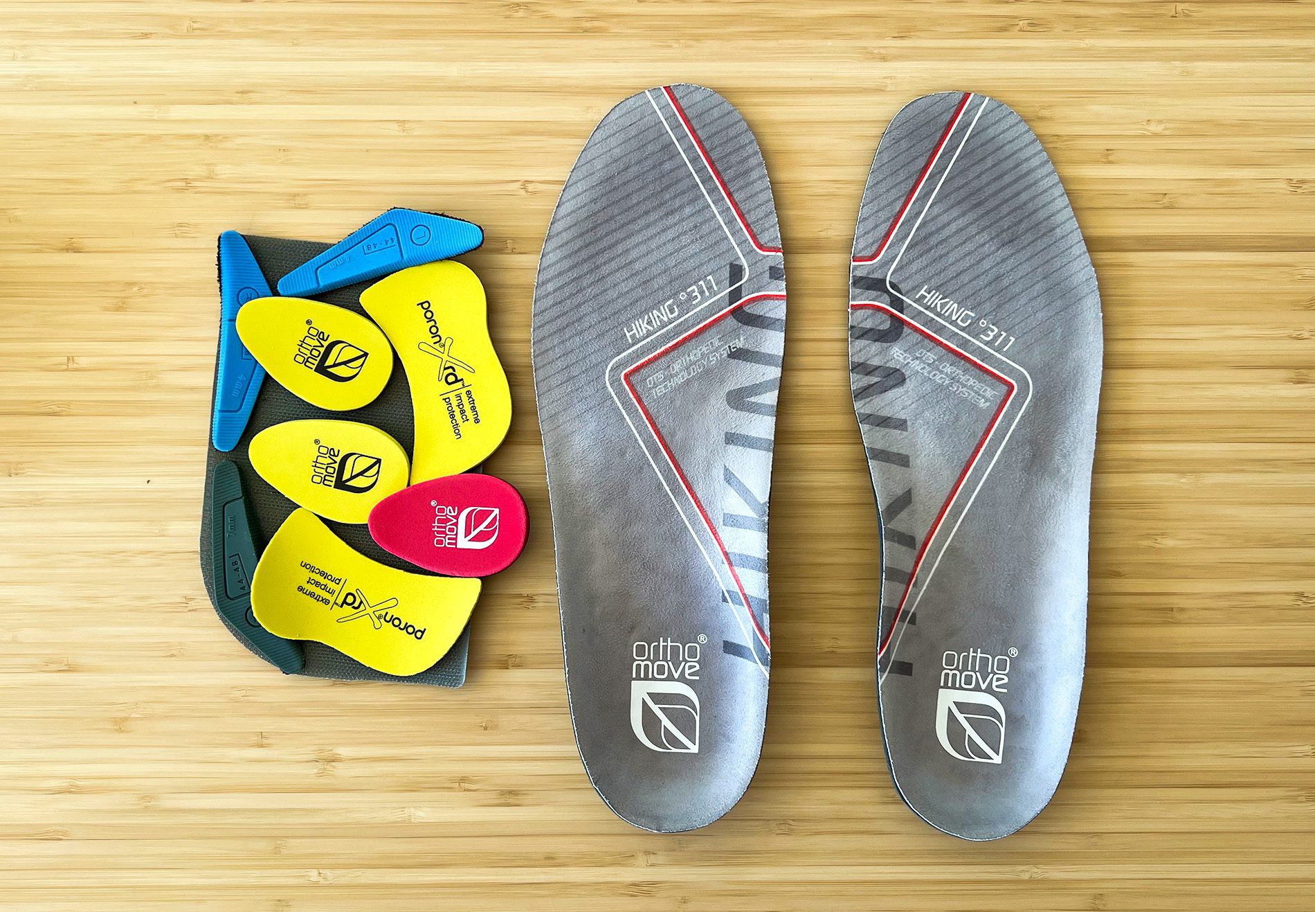These are the Orthomove Hiking insoles, whereby on the left side are part of the Velcro elements with which you can adjust the height and flexibility of the sole (photos: Sir Apfelot).