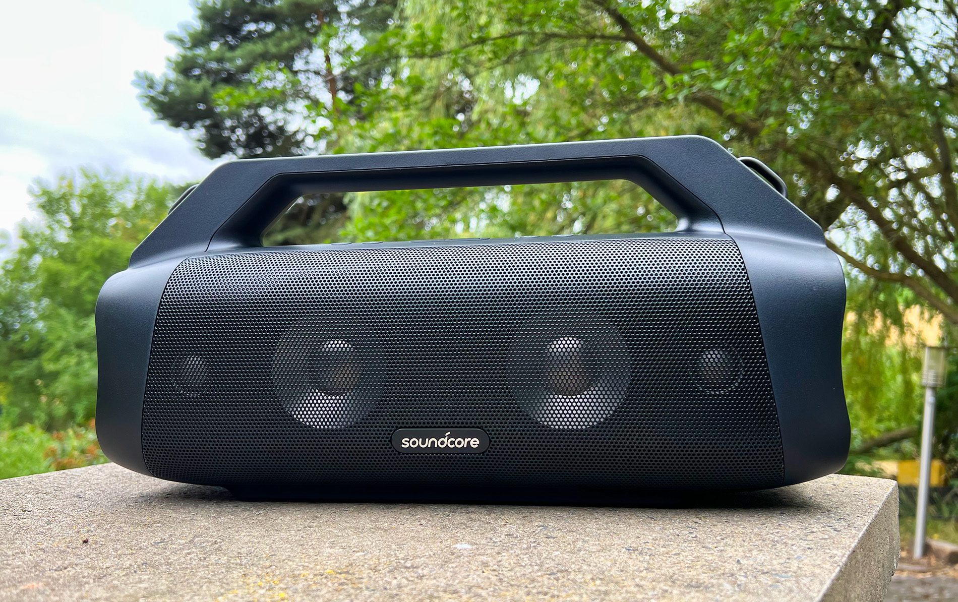 Soundcore Motion Boom Plus jest bardzo dobrze chroniony do użytku na zewnątrz i w zasadzie brakuje tylko kilku gumowych zderzaków na krawędziach, aby kolizje ze skałami itp. nie spowodowały żadnych uszkodzeń.