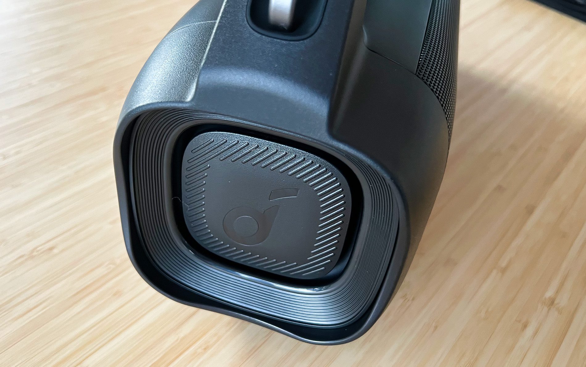 Woofers are installed on the left and right of the box, which reproduce the low frequencies in particular and thus ensure a strong bass (photos: Sir Apfelot).