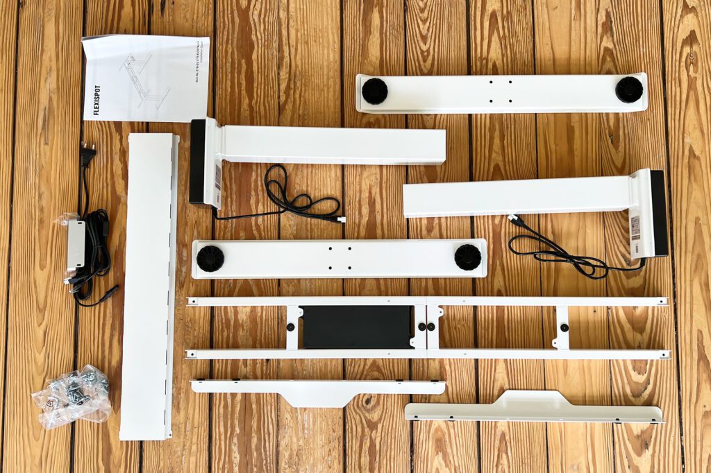Here you can see the complete scope of delivery of the kit. This later becomes the electrically height-adjustable desk – if you have also ordered a suitable table top.