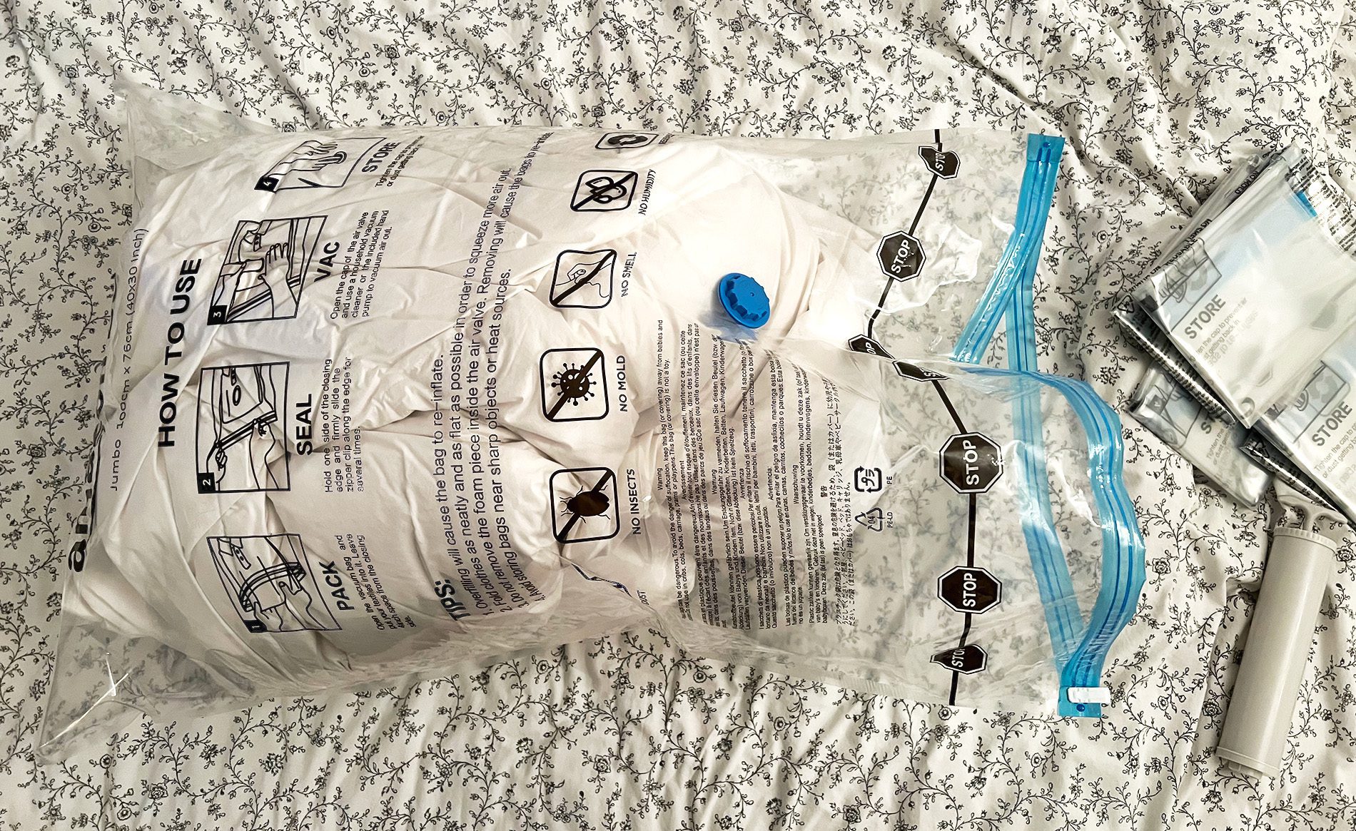 Es war nicht ganz einfach, die dicke Daunendecke in den Jumbo-Vakuumbeutel zu bekommen, aber wenn man das geschafft hat, ist der Rest relativ einfach.