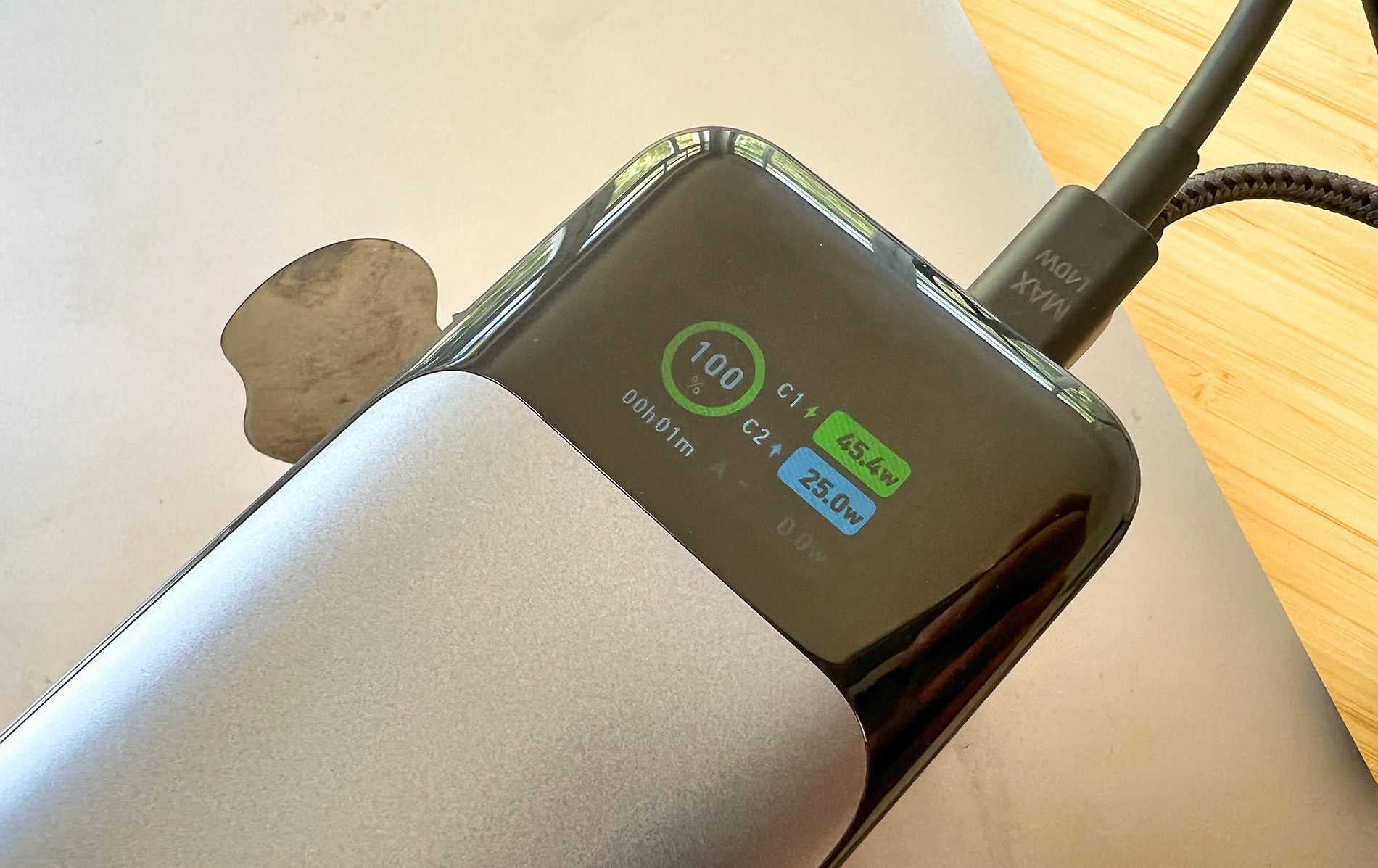 Haupteinsatzbereich der Anker 737 Powerbank dürfte das Aufladen von MacBook-Modellen sein, denn nur diese nutzen die immense Ladeleistung des Akkus halbwegs aus (Fotos: Sir Apfelot).
