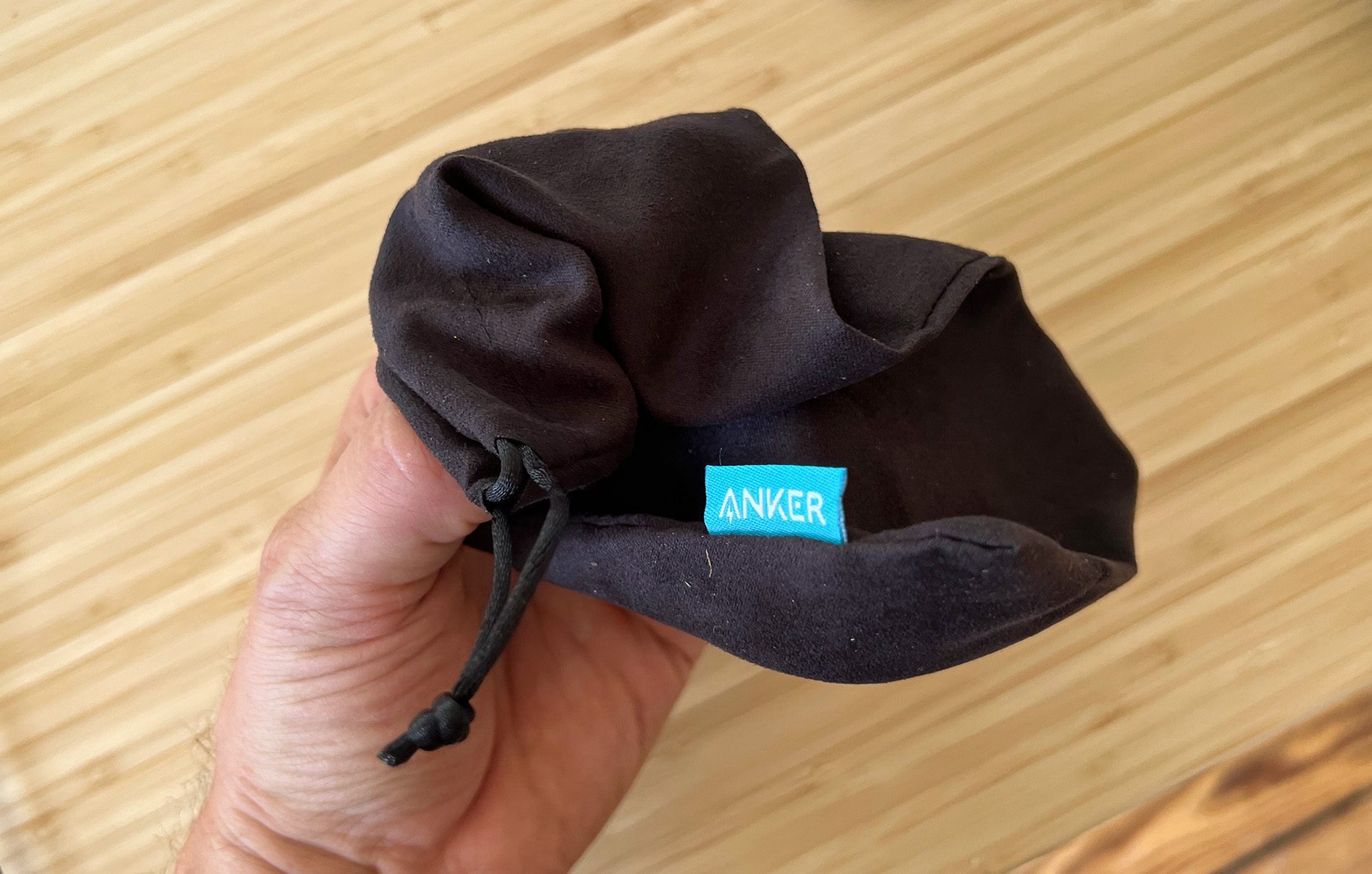 Das Stoffbeutelchen bietet der Powerbank nicht wirklich viel Schutz beim Transport. Daher empfiehlt ein Kunde, sich ein Case für einen mobilen Lautsprecher zu kaufen, in welchen die Powerbank recht genau passt.