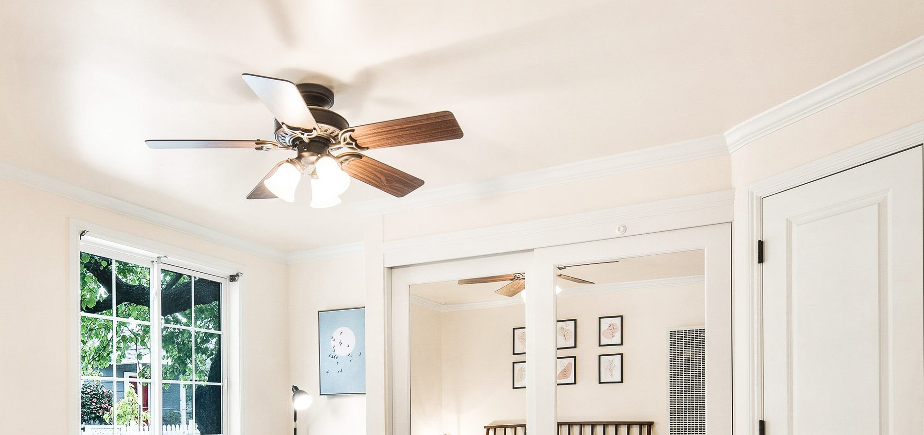 A ceiling fan with LEDs provides the right lighting and can provide a fresh breeze in summer thanks to the large rotor blades, even with just a few revolutions (Photo: Unsplash).