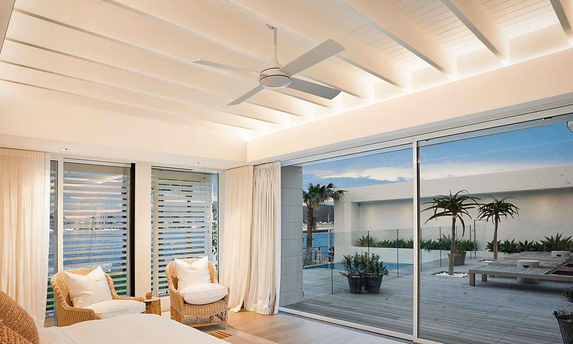A ceiling fan is not necessarily only useful in summer, but can also ensure that heating costs are reduced in winter (Photo: Unsplash).