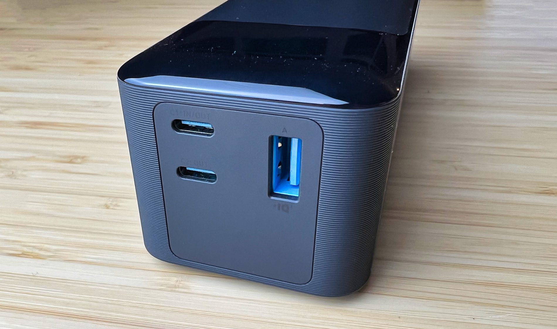 Hier sieht man die 3 Ports, über die man mit der Powerbank Geräte aufladen kann (2x USB-C, 1x USB-A). Dabei kann man drei Geräte gleichzeitig aufladen und ist nur auf ca. 140 Watt Gesamtleistung beschränkt.