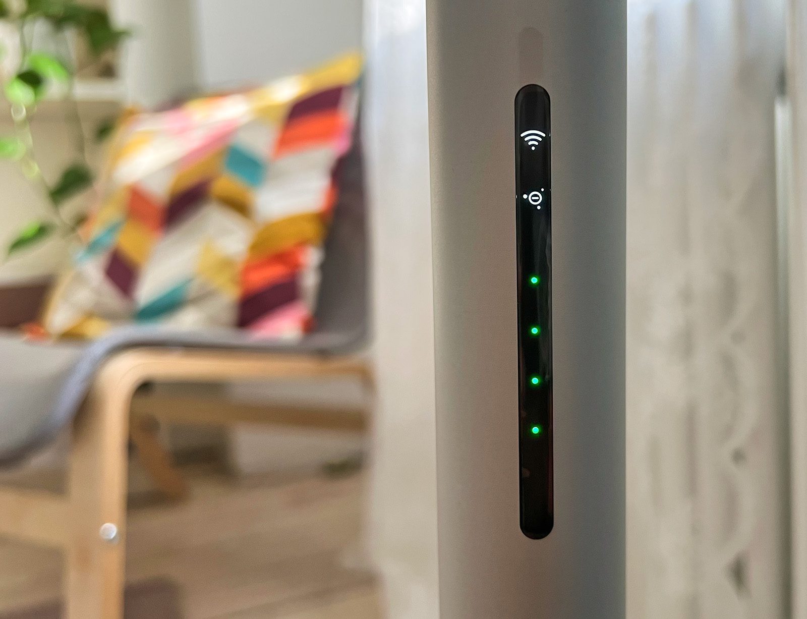 Here you can see the display of the Smartmi Standing Fan 3. The green dots show the speed level, the top symbols show the WiFi connection and the ionizer for air purification. Underneath the green dots is an icon for nature mode if it were enabled.