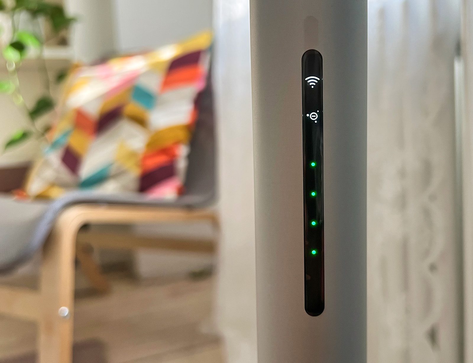 Qui puoi vedere il display dello Smartmi Standing Fan 3. I punti verdi indicano il livello di velocità, i simboli in alto mostrano la connessione WiFi e lo ionizzatore per la purificazione dell'aria. Sotto i punti verdi c'è un'icona per la modalità natura se fosse abilitata.