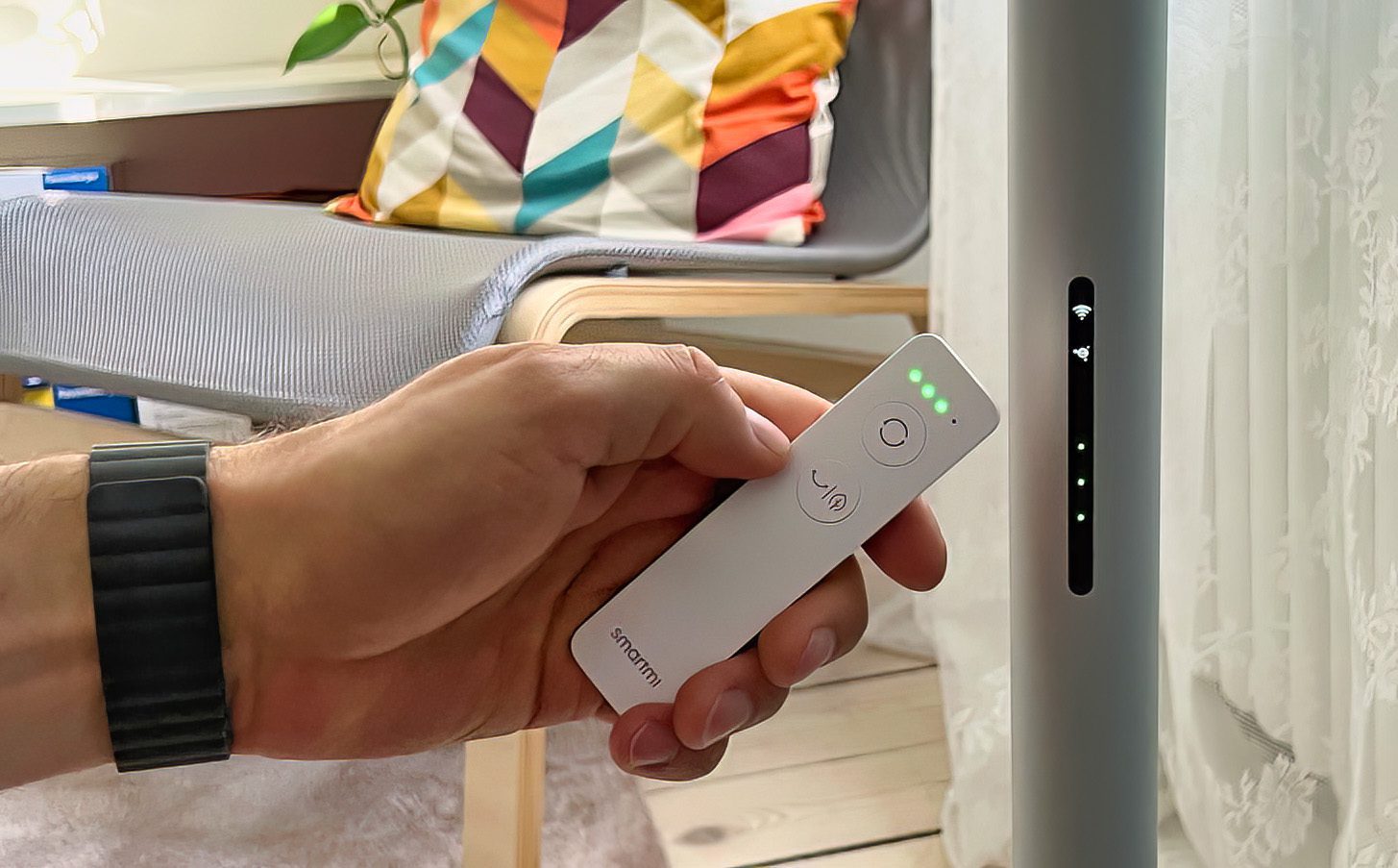 Il telecomando è sottile ed elegante, ma quindi ha solo due pulsanti, che possono controllare le funzioni più importanti.